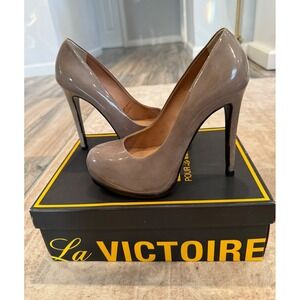 Pour La Victoire Irina Gray Iron Foil Cloudy Patent Leather Platform Pumps 7.5